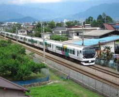 山梨県を走る中央線の列車