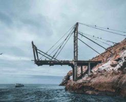 壊れて通れない橋